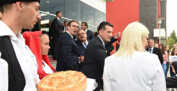 Pogača i so za Aleksandra Vučića