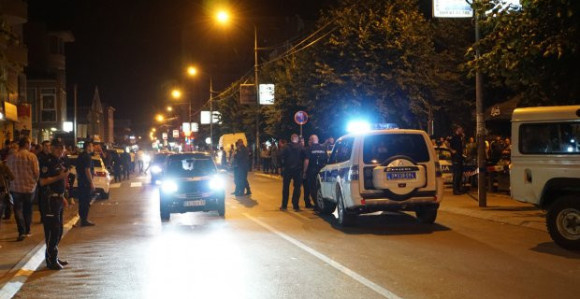 Ranjen policajac ispred kafića
