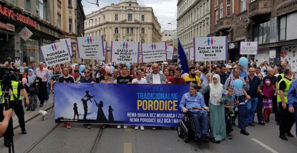 SA: Mirna šetnja "Dan tradicionalne porodice"