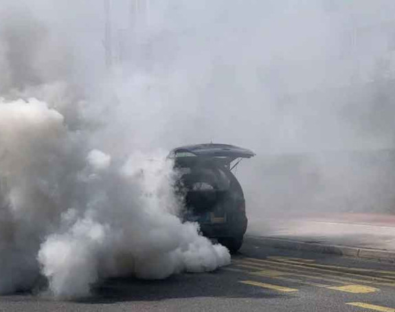 Sarajevo: Zapalio se automobil tokom vožnje