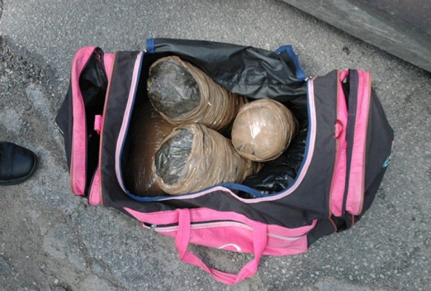 Carinici našli drogu u torbi