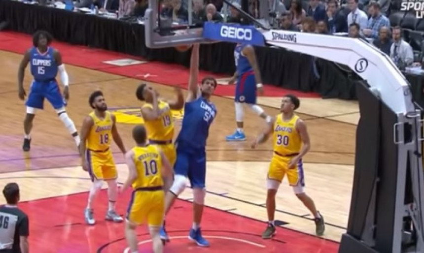 Video: Bobi protiv Lejkersa - 11 poena i šest skokova!