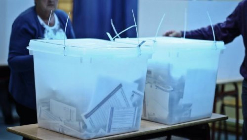 Čekaju se prvi rezultati iz izbornih štabova stranaka