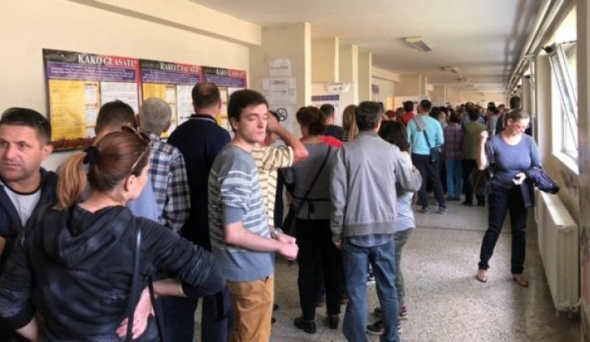 Pijano lice na biračkom mjestu