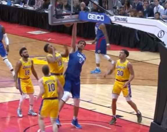 Video: Bobi protiv Lejkersa - 11 poena i šest skokova!
