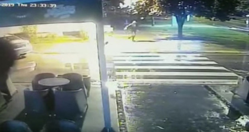 Kamere snimile bombaša na kafić u Nikšiću (Video)