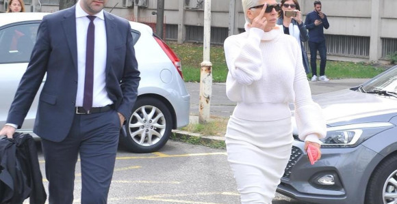 Jelena Karleuša "počastila" novinare SREDNJIM PRSTOM!