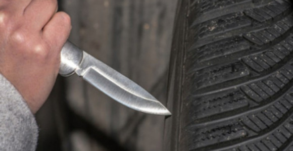 Napao oca pa mu izbušio gume na automobilu