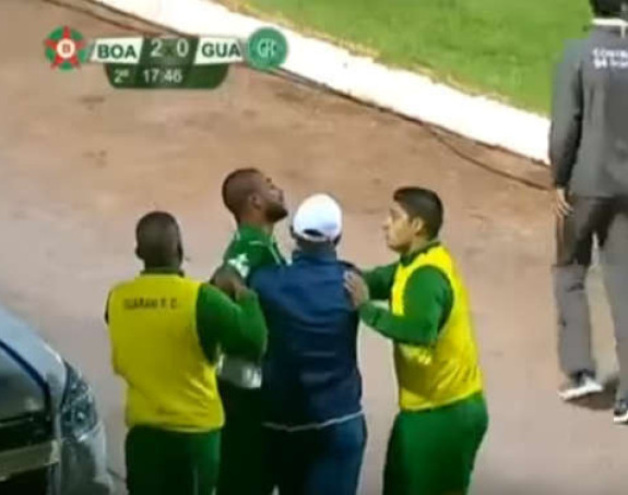 Видео - ''Разјарени бразилски бик'': Млатио своје, туђе, судију...!