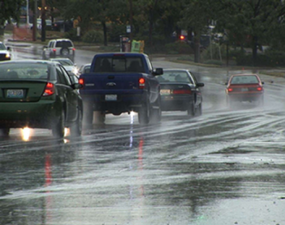 Oprez: Klizav kolovoz i jaki udari vjetra