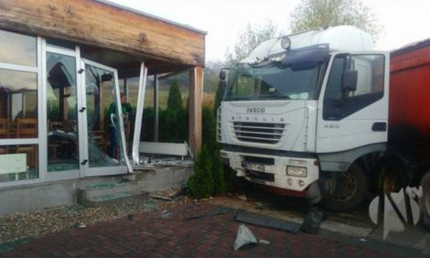 Kamionom se zabio u restoran 
