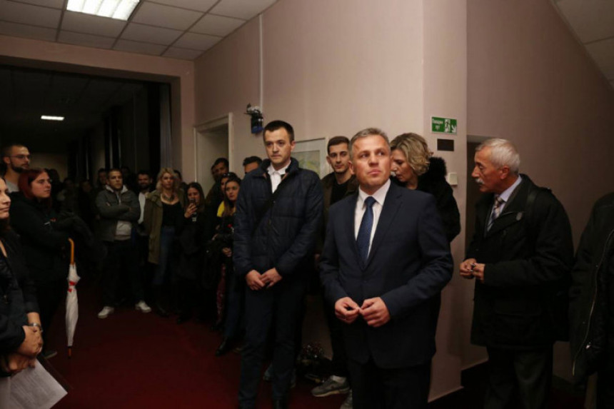Матаруга стигао, почео састанак