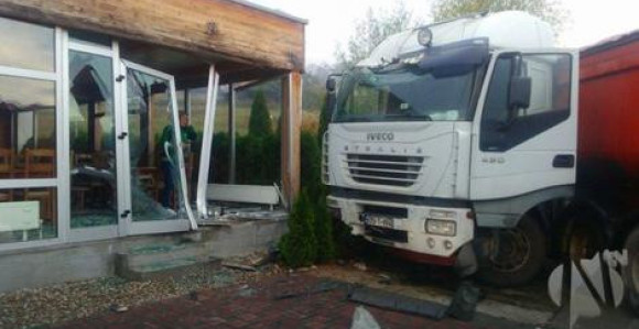 Kamionom se zabio u restoran 