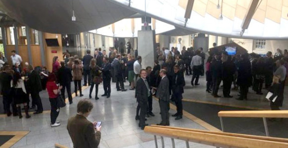 Evakuisan škotski parlament 