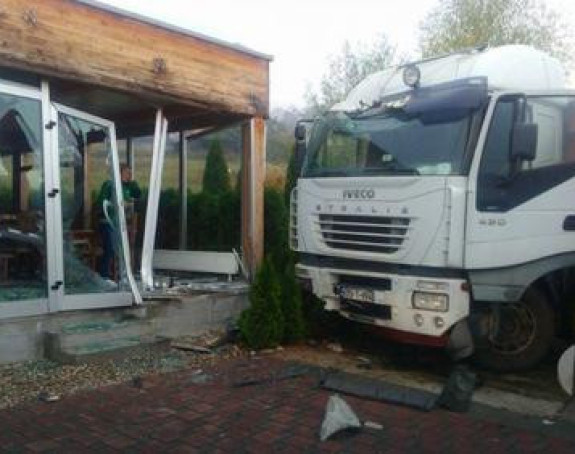 Kamionom se zabio u restoran 