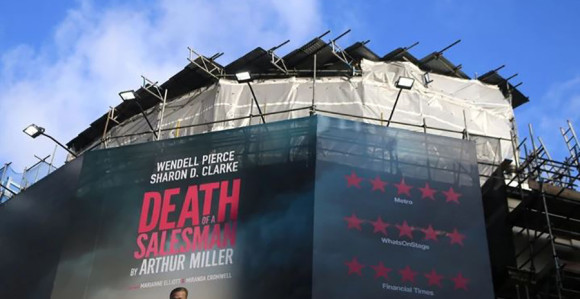 Урушио се кров у позоришту, пет особа повријеђено