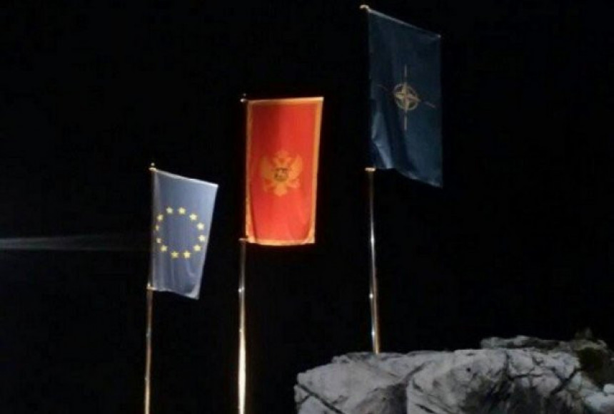 Запаљена застава НАТО-а на Цетињу 