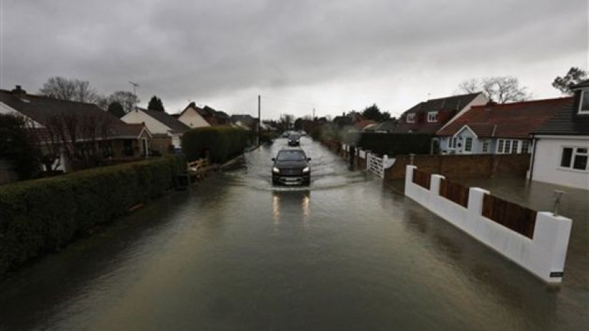 Поплаве у В. Британији, хиљаде људи без струје