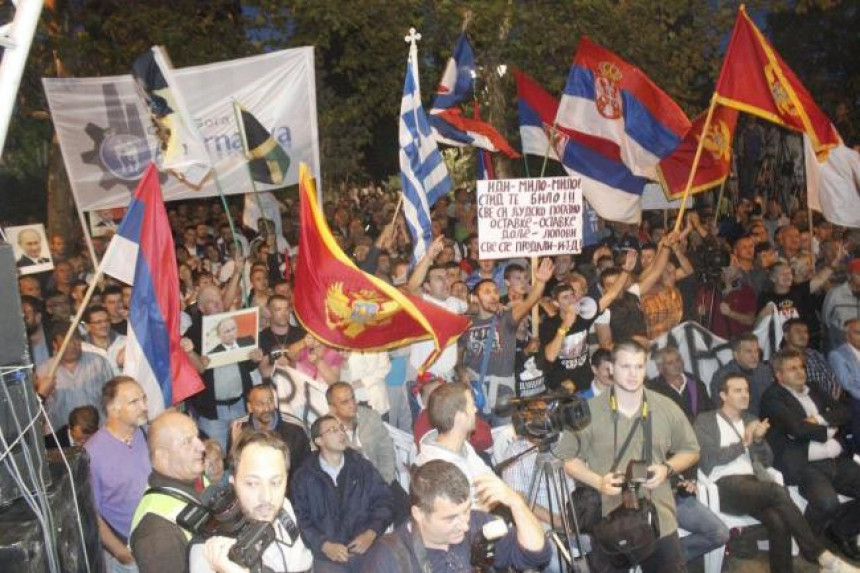 Na Cetinju zapaljena NATO zastava