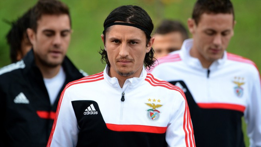 Ljubomir Fejsa - majstor dodavanja! BEZ GREŠKE u meču Benfika - Napoli!