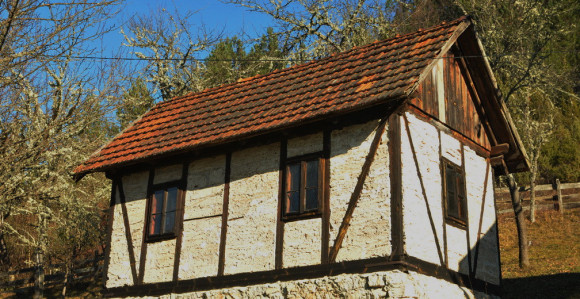 Kuća od sedre još odoljeva vremenu