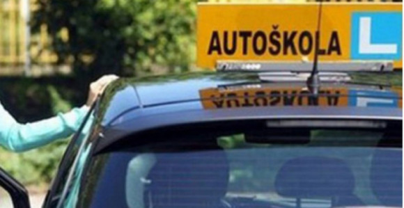 Pao na vozačkom, napao instruktora