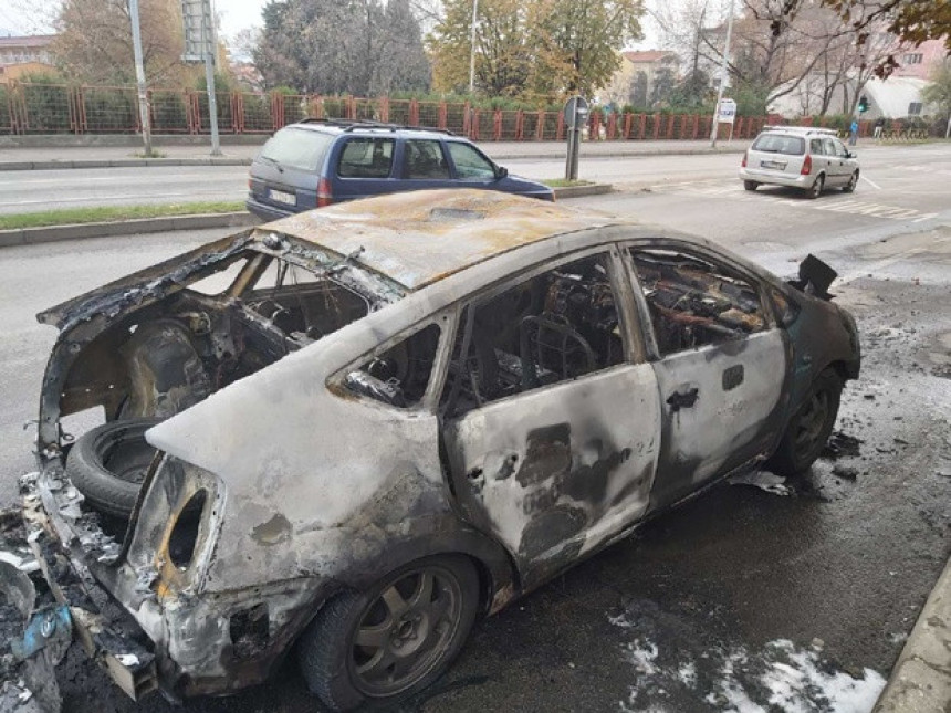 Запаљено такси возило, таксиста повријеђен 