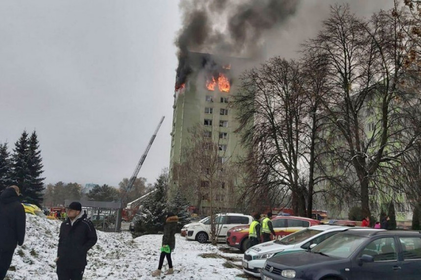 У експлозији гаса у згради страдало седам особа