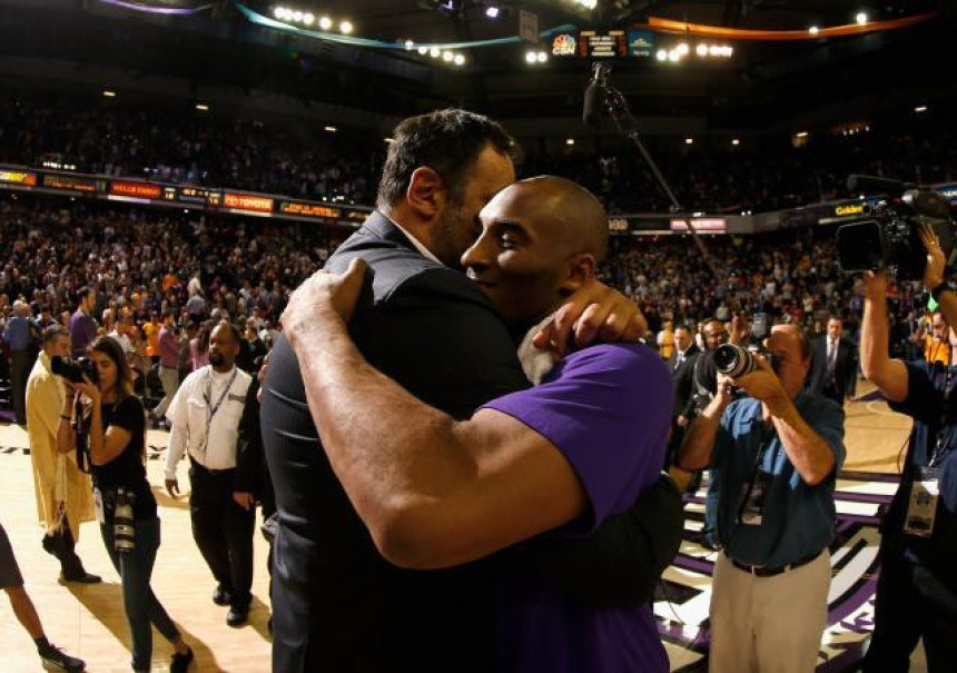 Video - Zagrljaj velikana: Divac poklonom oduševio Kobija!