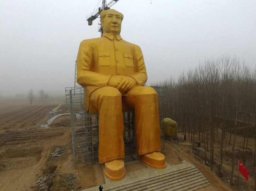 Срушена џиновска статуа Мао Це-тунга