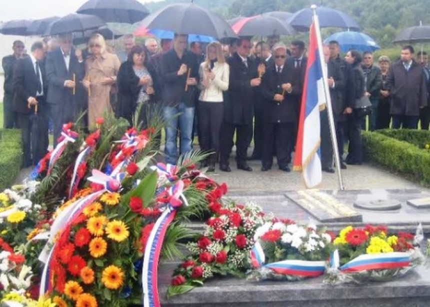 Položeno cvijeće na spomen-obilježje Milanu Jeliću