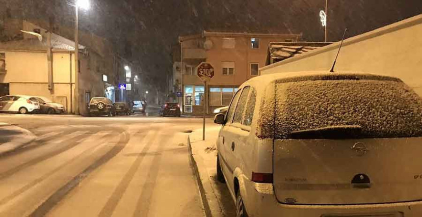 Snijeg prekrio grad na Neretvi