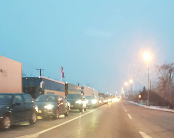 Колона возила дуж цијелог моста