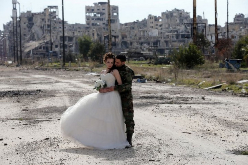 Сиријски пар се вјенчао у разрушеном Хомсу