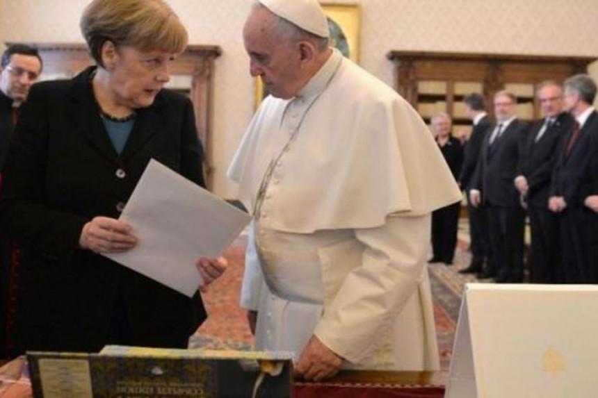 Papa Franjo: Naljutio sam Merkelovu