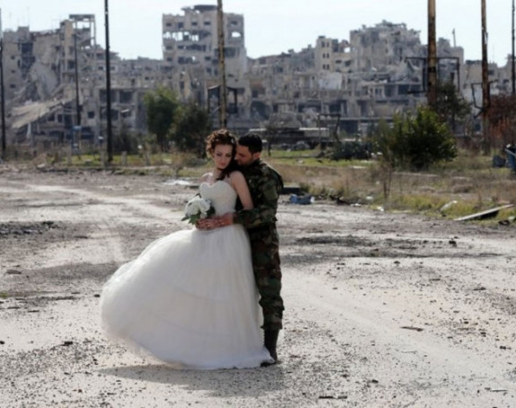 Sirijski par se vjenčao u razrušenom Homsu