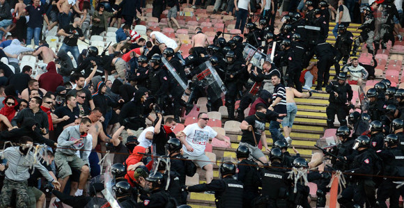 Rat protiv huligana: Vođe sjede u loži, a djeca...