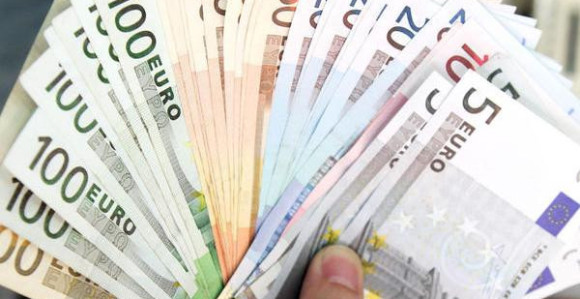 Našao 6760 evra u doniranom kaputu