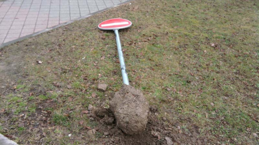 Banjaluka: Pijan čupao saobraćajne znakove