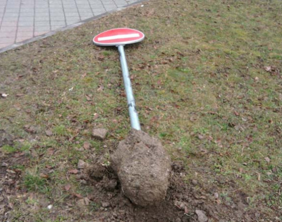 Banjaluka: Pijan čupao saobraćajne znakove