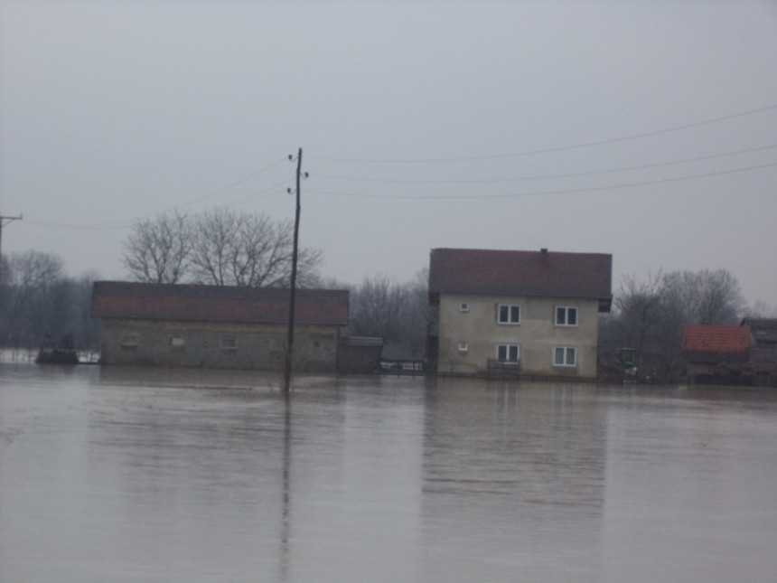  Voda blokirala stotinjak kuća 