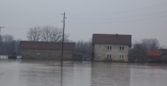  Voda blokirala stotinjak kuća 