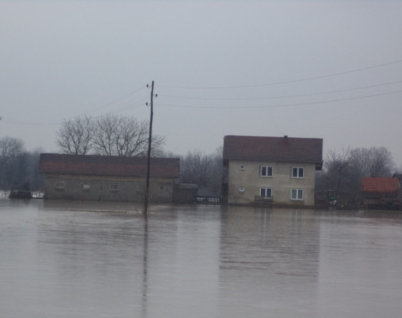  Voda blokirala stotinjak kuća 