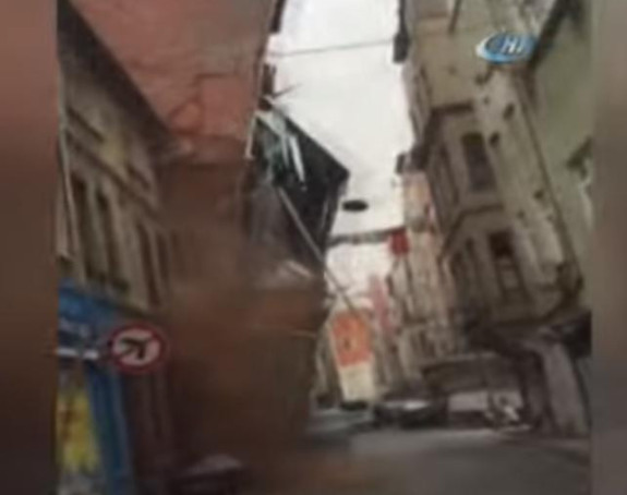 Zgrada u Istanbulu pala i poklopila kuće