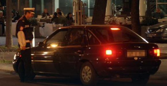 Vozilom udario policajca