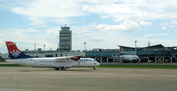 Teslin mural dočekuje putnike