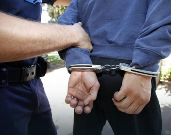 Naoružan bježao od policije