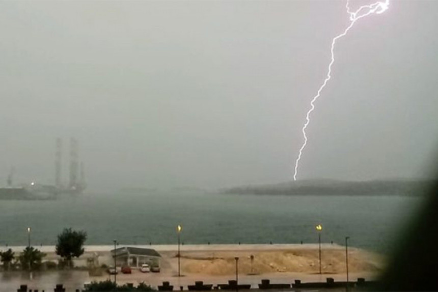 Oko 20 hiljada munja iznad Istre