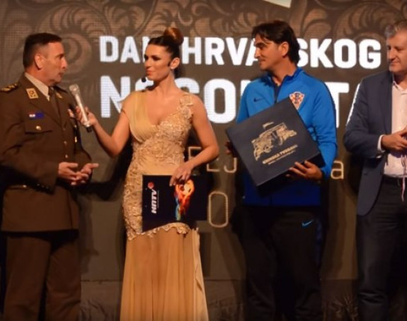 Video: Hrvati u Rusiju idu sa zastavom iz Knina i "Oluje"!!!