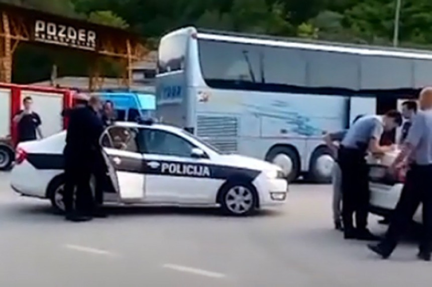 Migranta izvukli ispod autobusa